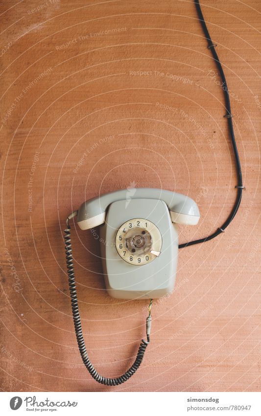 "hello world" Telefon Telefongespräch alt Wählscheibe Kabel Wand grau Verbindung Kommunizieren erreichbar altehrwürdig Kontakt Farbfoto Menschenleer