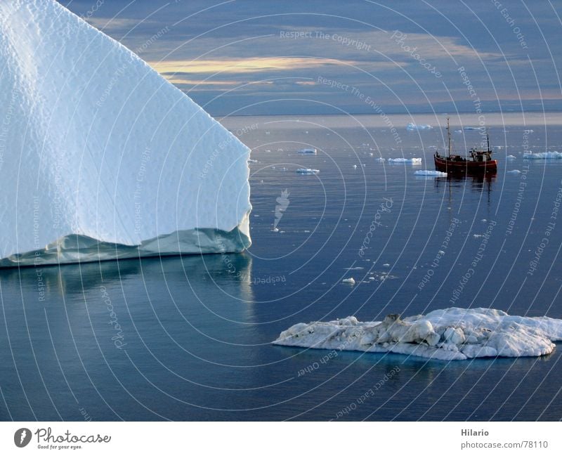 Allein im Eis Grönland Wasserfahrzeug Meer Polarmeer Eisberg Fischerboot kalt Winter Eiszeit Wolken weiß Reflexion & Spiegelung Horizont Ecke Wellen Kahn ruhig