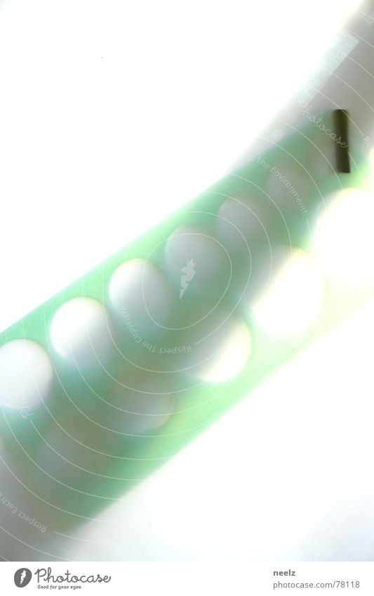 | denkschablone | Schablone kreisen festhalten Loch diagonal entgegengesetzt Kreis gegenüber Muster Gegenlicht 3 Sommerloch grell Lichteinfall lichtvoll grün