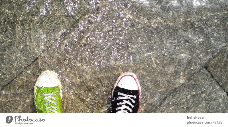Venedig (aus Sicht eines Schuhpaares) Schuhe grün schwarz nass feucht überschwemmt Verschiedenheit Steinboden Wasser Überschwemmung Klarheit hell nasse füße