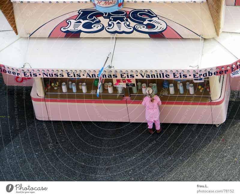 Eisbude kaufen Jahrmarkt Mädchen Kind süß lecker kalt rosa Freizeit & Hobby Süßwaren Dom Vogelperspektive Speiseeis Uniform Vordach einzeln Einsamkeit Nuss