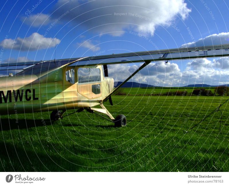 Ultraleichtflugzeug auf Wiese vor dem Start Freizeit & Hobby Luftverkehr Himmel Wolken Frühling Schönes Wetter Wind Gras Feld Verkehrsmittel Flugzeug
