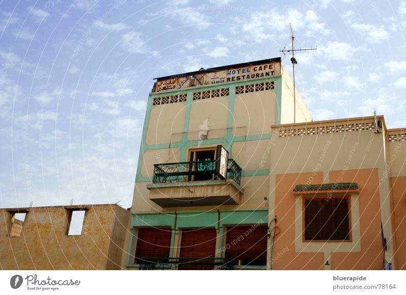 Zimmer frei Marokko Physik heiß Sonne strahlend Wolken Schaf Wand Häuserzeile Fenster Beton Balkon Antenne mehrfarbig Stadt bewohnt Leben Kultur außergewöhnlich