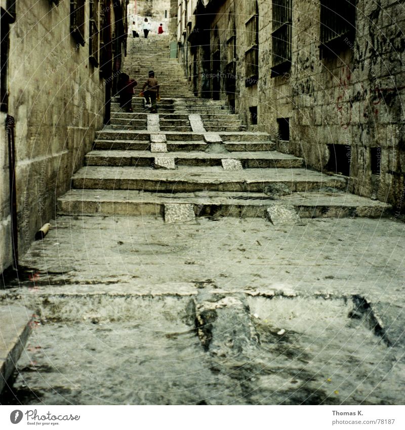 Jerusalem (oder die Ruhe vor dem Sturm 2000) Israel Gasse Kind Schubkarre Fenster Gitter Backstein Grunge steinig schwer aufsteigen dreckig Straße alt