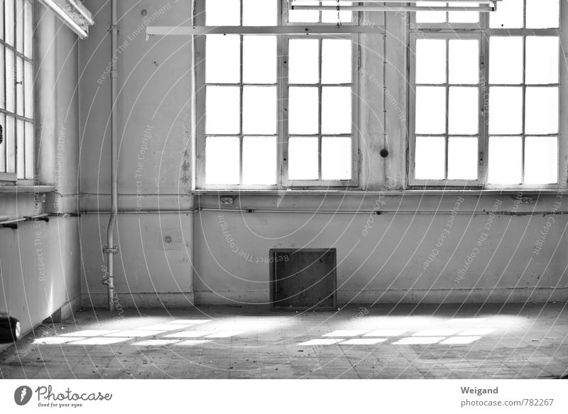 Silberzimmer Medienbranche leuchten Raum Innenarchitektur Autofenster Licht Altbau Altbauwohnung Loft ruhig Schwarzweißfoto Menschenleer