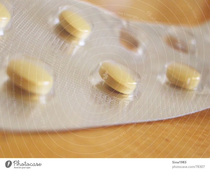 Süchtig? Medikament Tablette gelb Packung Apotheke Tisch Innenaufnahme Abhängigkeit mehrfarbig Detailaufnahme Nahaufnahme