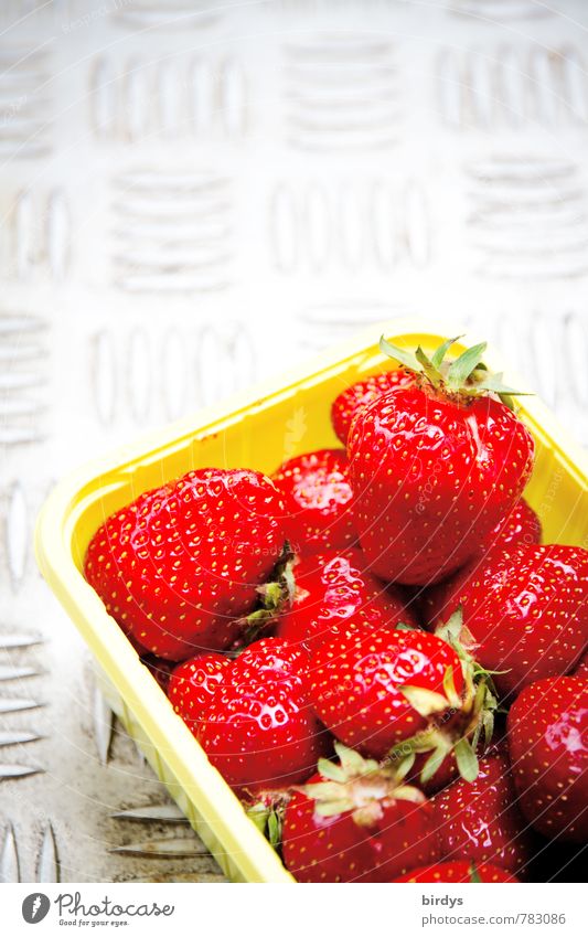 Erdbeeren Frucht Schalen & Schüsseln Duft leuchten ästhetisch lecker positiv schön süß gelb rot weiß Lebensfreude Begierde genießen Gesundheit Anschnitt