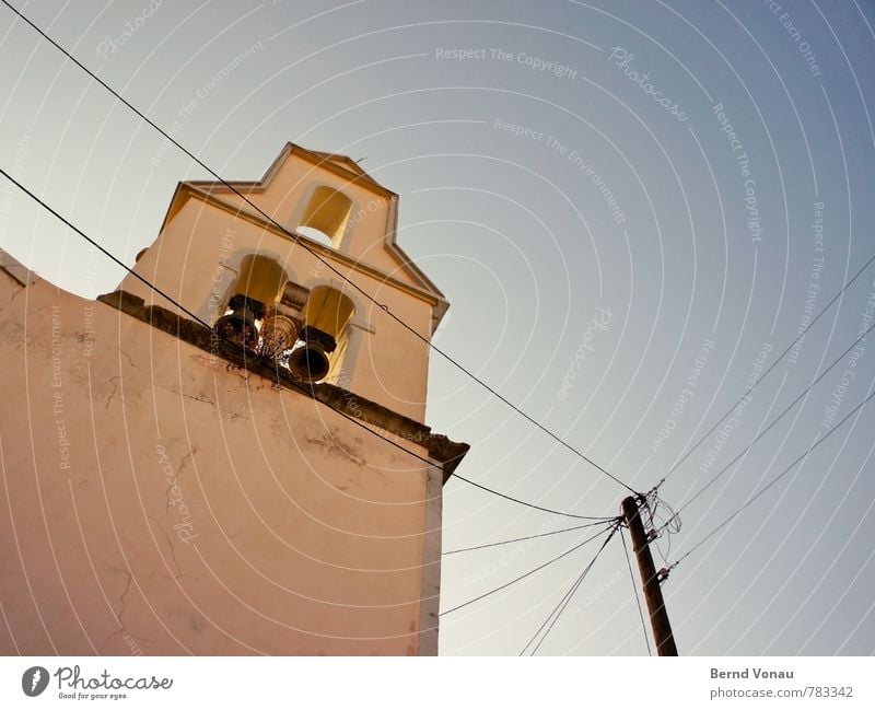 Klingeldraht Himmel Schönes Wetter Korfu Griechenland Dorf Kirche Mauer Wand alt hell hoch schön Wärme blau gelb schwarz Glocke mediterran Kabel Strommast Linie