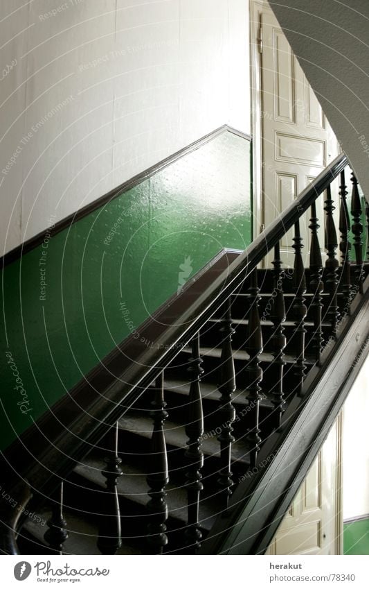 Stufig Treppenhaus Haus grün Tapete Holz Wand Flur Licht aufsteigen Abstieg weiß leer Tür Ecke
