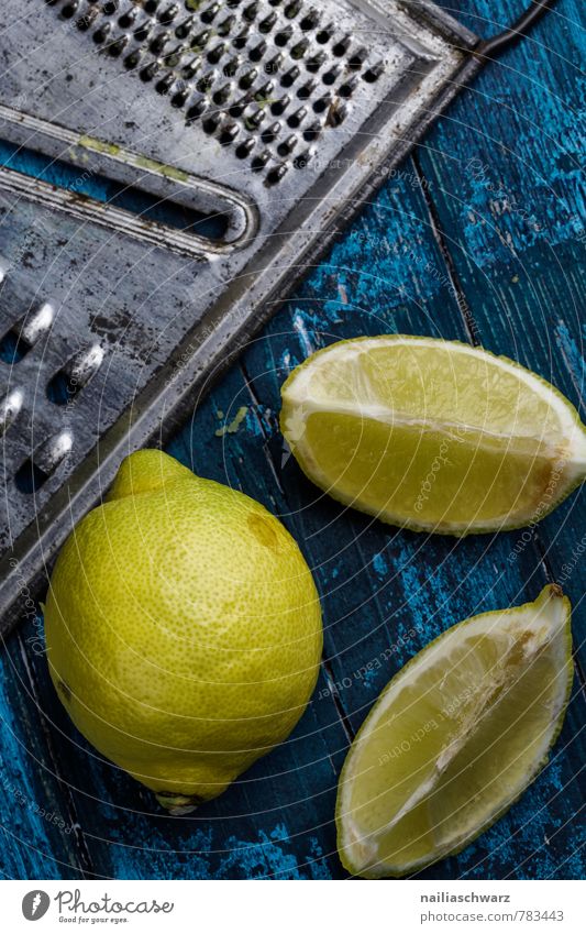 Zitronen Ernährung Bioprodukte Vegetarische Ernährung Diät Holz Rost exotisch frisch Gesundheit lecker natürlich retro sauer schön blau gelb Farbe rein viertel
