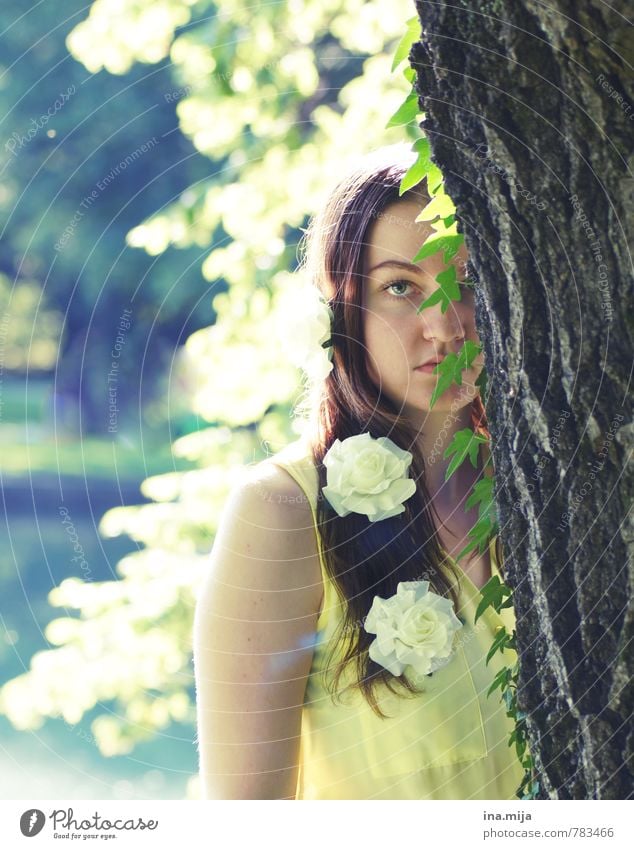 junge Frau mit Blumen in den Haaren versteckt sich hinter einem Baum Mensch feminin Junge Frau Jugendliche Erwachsene 1 18-30 Jahre Umwelt Natur Pflanze