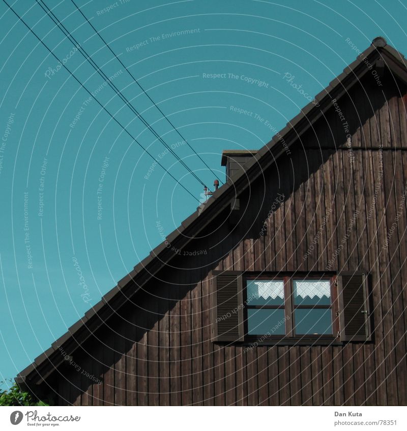 Halb und halb Haus Holz Fenster Dach Geometrie wohnlich Satteldach Spießer Kabel Schornstein Wärme Himmel Freiheit 45 grad 45 fieber 45 grüße an alle