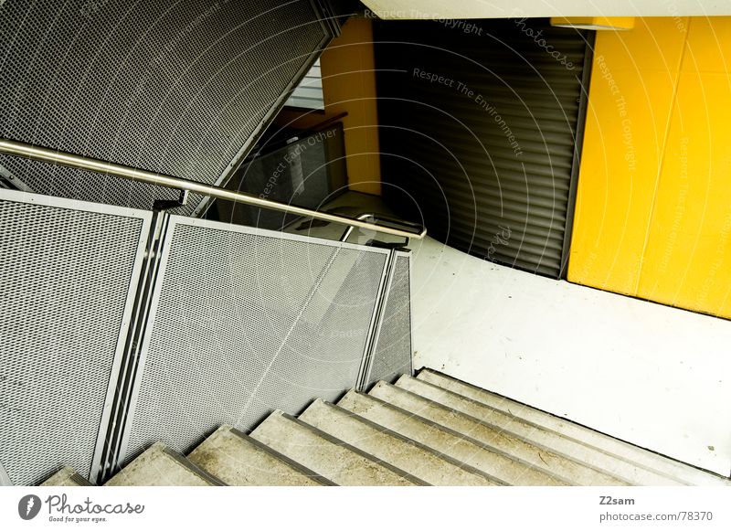 um die ecke Treppenhaus Parkhaus parken Wand gelb Aluminium abstrakt Futurismus Kraft Beton Ecke Geländer Leiter Metall kontast modern neu Baustelle