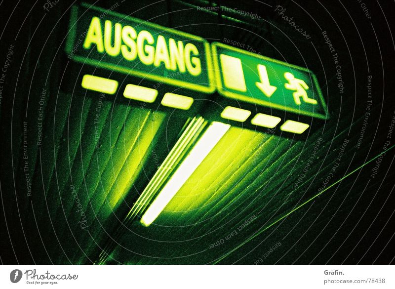 Not-Ausgang Notausgang Parkhaus grün Neonlicht dunkel cross Xpro Lomografie
