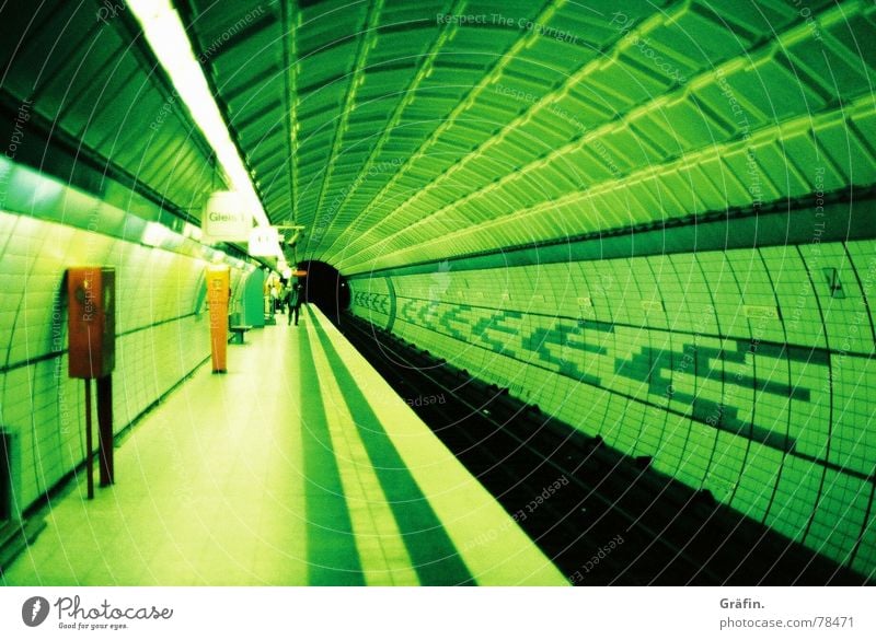 Tunnelvision U-Bahn grün Lomografie Hamburg Station cross Xpro Farbe