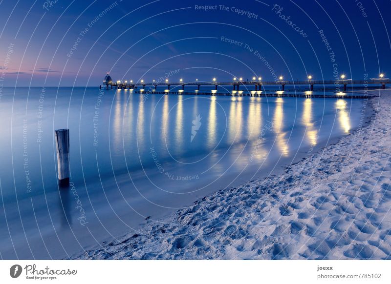 Wo fängt Dein Himmel an? Ferne Sommerurlaub Strand Meer Wasser Schönes Wetter Küste Ostsee Seebrücke Unendlichkeit schön blau gelb schwarz Gelassenheit ruhig
