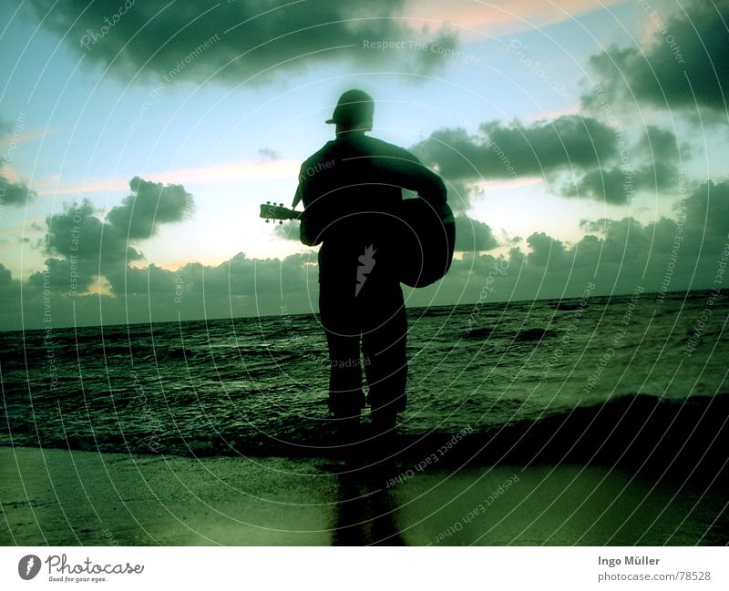 frisch und gemütlich Wellen See Spielen Meer Wolken Mann Strand ingo Gitarre Mensch Wasser Sand Musik