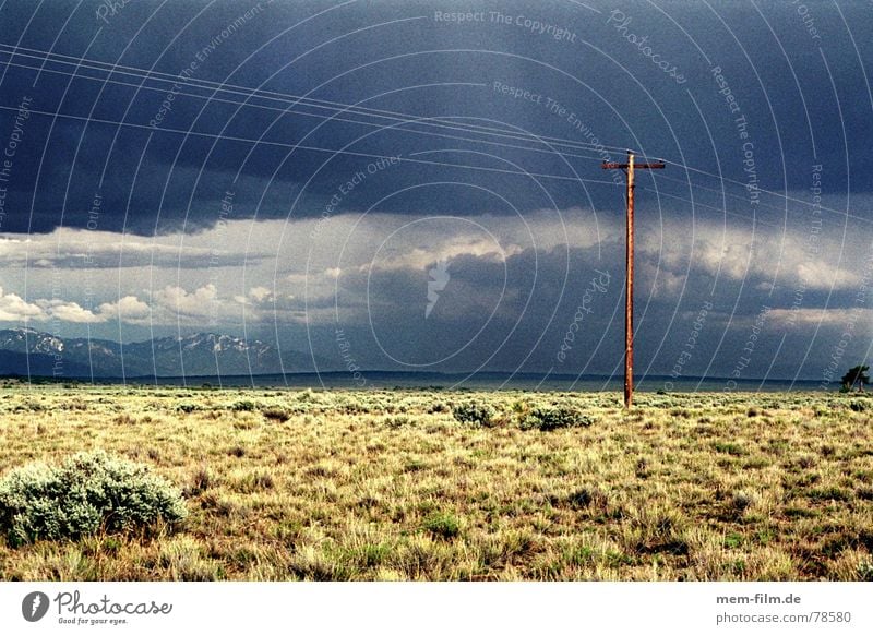 gewitterstimmung 1 Himmel Ödland trist Außenaufnahme Wolken Sonne Strommast Steppe Telefonmast Utah dunkel USA Regen Amerika Licht Gewitterregen Wüste
