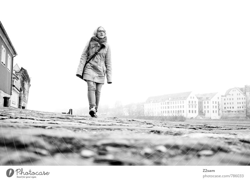 Spaziergang elegant Stil feminin Junge Frau Jugendliche 18-30 Jahre Erwachsene Winter schlechtes Wetter Nebel Stadt Altstadt Menschenleer Jeanshose Jacke Tasche