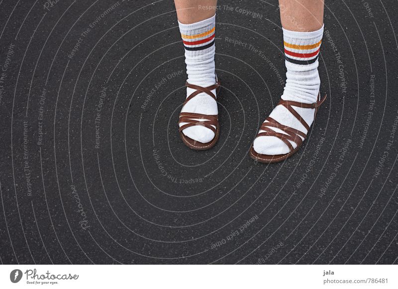 lässig Mensch Beine Fuß 1 Strümpfe weiße Socken Sportsocken Sandale authentisch gut hässlich Originalität geschmackvoll typisch Deutschland Farbfoto