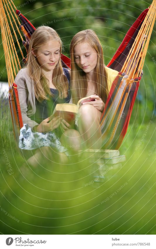 Lesegemeinschaft harmonisch Erholung Mensch feminin Mädchen Jugendliche 2 13-18 Jahre Kind Buch lesen langhaarig schön kuschlig Glück Zufriedenheit Freundschaft