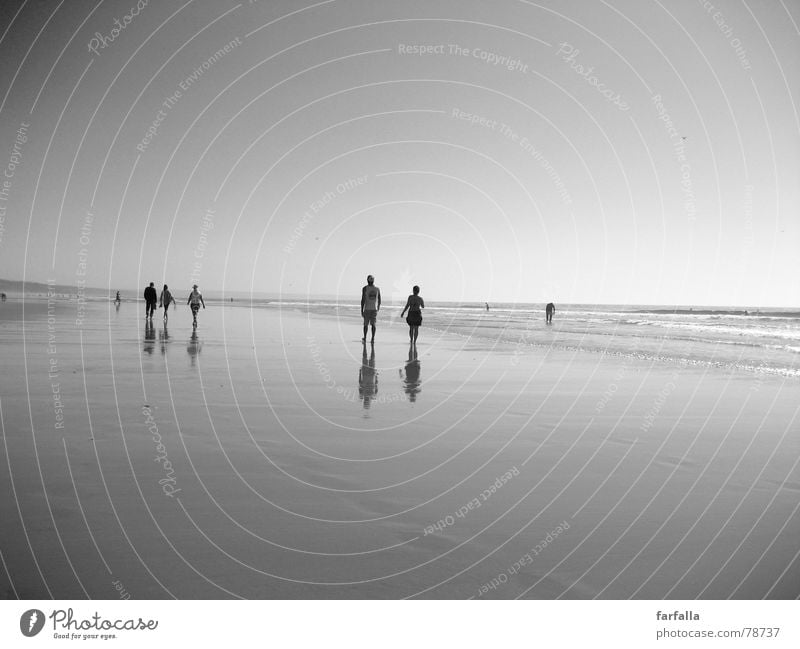 Walk without an end Barfuß Unendlichkeit Ausmaß Spaziergang Strand Mensch Reflexion & Spiegelung Portugal Meer gehen Himmel Sommer Ferne Freiheit
