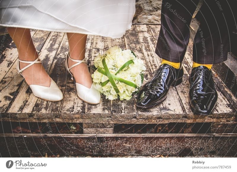 Schuhe machen Leute Frau Erwachsene Mann Paar Partner Fuß Hose Kleid Lack Brautkleid Anzug Strümpfe Lackschuhe Damenschuhe Herrenschuhe Blumenstrauß Holz stehen