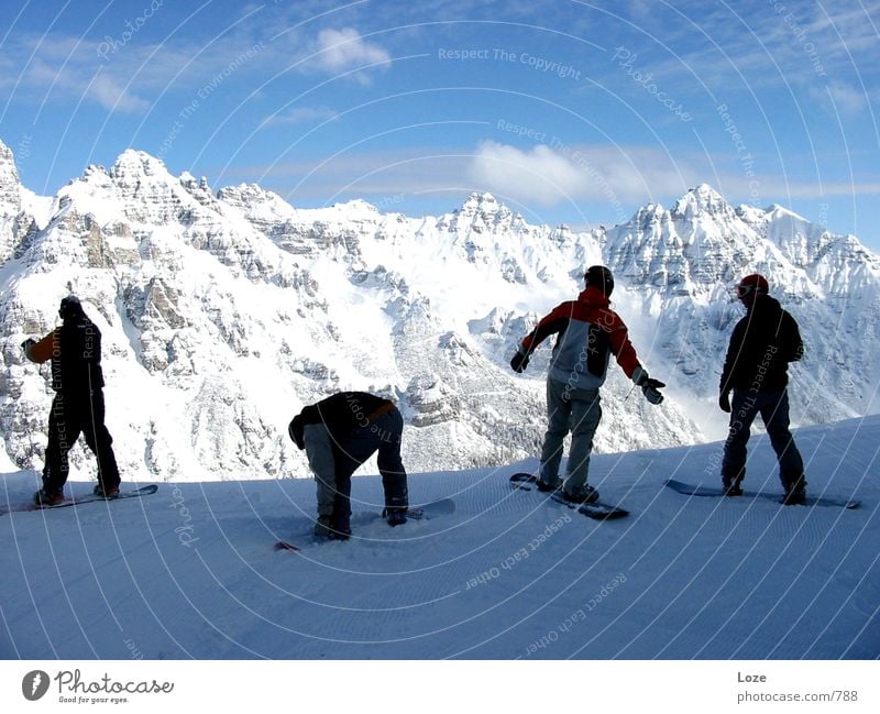 traumtag Snowboard Berge u. Gebirge Alpen Schnee mehrere Snowboarder Snowboarding Bergkette 4 Freundschaft Zusammensein Schatten Außenaufnahme Farbfoto Wolken