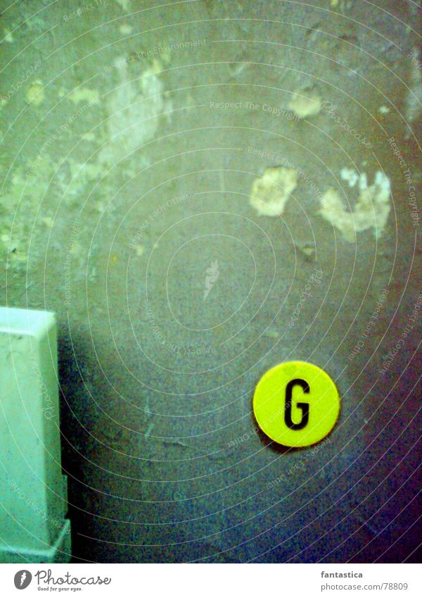 Der G-Punkt Straßenrand Buchstaben grau grün gelb Wand Morgen Schriftzeichen Zeichen Gas