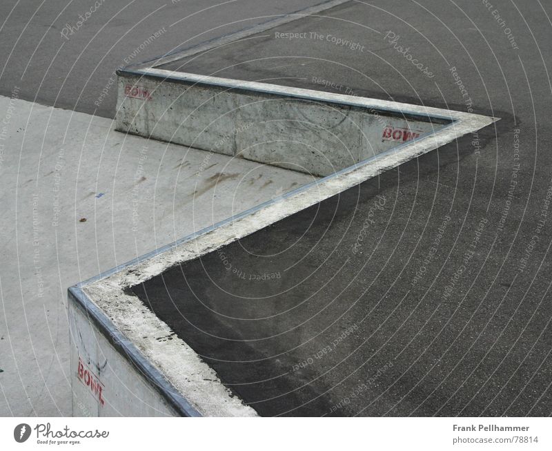 DER SKATEPARK Sportpark betonieren bescheiden Beton einfach grau rot Stil Asphalt Straßenbelag trist Zufahrtsstraße kalt simpel Spielen gasbeton unverwöhnt blau