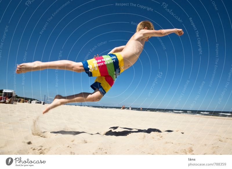 Luftsprung Lebensfreude Freude Strand Erfolg Junge 1 Mensch 8-13 Jahre Kind Kindheit Himmel Wolkenloser Himmel Sommer Küste Ostsee Badehose Bewegung fliegen