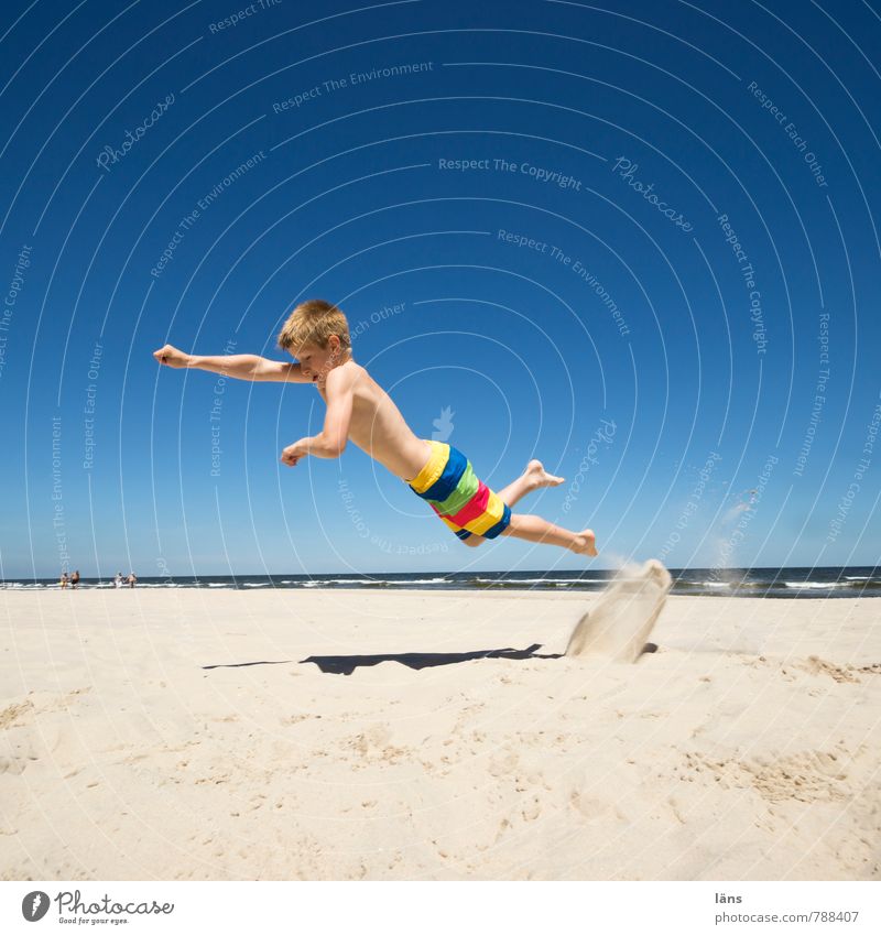 Luftsprung ... nur fliegen ist schöner Sommer Kind Junge Kindheit 1 Mensch 8-13 Jahre Sand Wasser Himmel Wolkenloser Himmel Schönes Wetter Küste Strand Ostsee