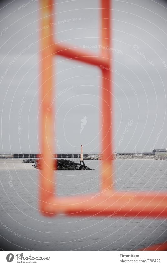 Durchblick. Ferien & Urlaub & Reisen Umwelt Wasser Himmel Nordsee Dänemark Metall Blick ästhetisch grau orange ruhig Mole Leitersprosse Molenfeuer Farbfoto