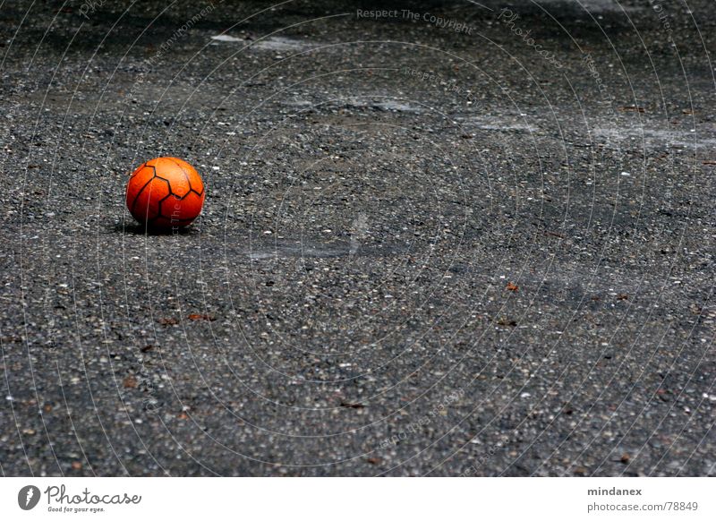 Spiel mit mir! grau rot Spielen Einsamkeit Kies Parkplatz Kieselsteine Abstellplatz Asphalt Freizeit & Hobby Sport Ball orange leer Stein Straße