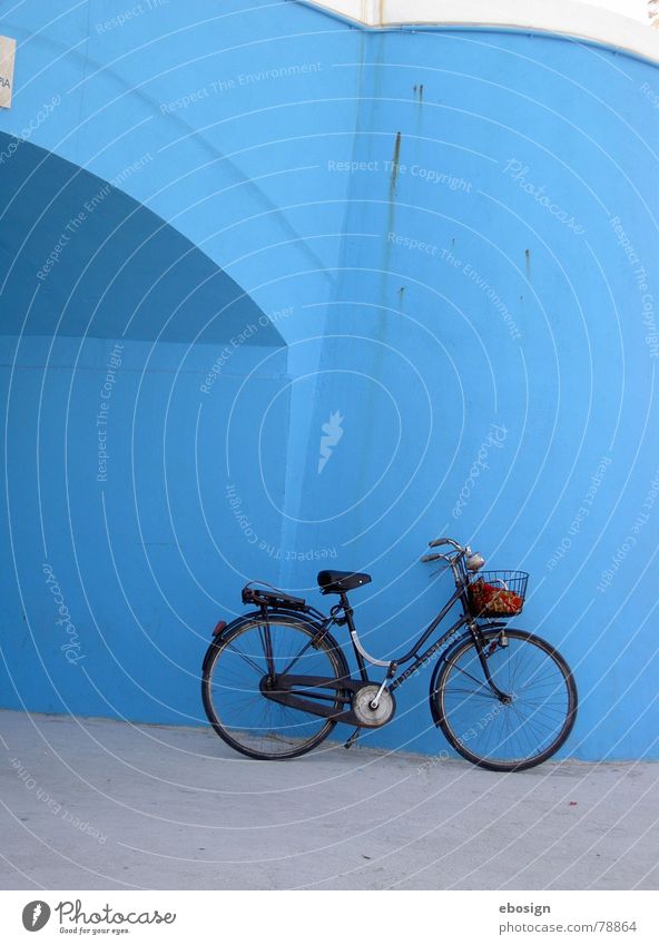 blaue pause Fahrrad Sommer Verkehr ruhig Italien Stillleben Ferien & Urlaub & Reisen Erholung frisch Pause unterwegs Farbe Verkehrswege Architektur
