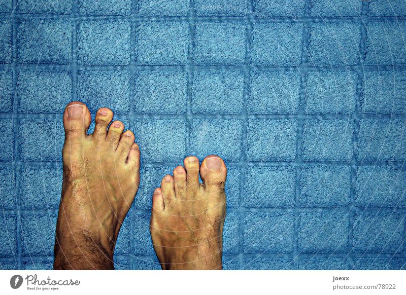 Mit dem falschen Fuß... Haut Pediküre Sommer Bad maskulin Mann Erwachsene 1 Mensch stehen blau gelb Frottée Bodenbelag Hautfarbe Zehen Barfuß Fußzehen Farbfoto
