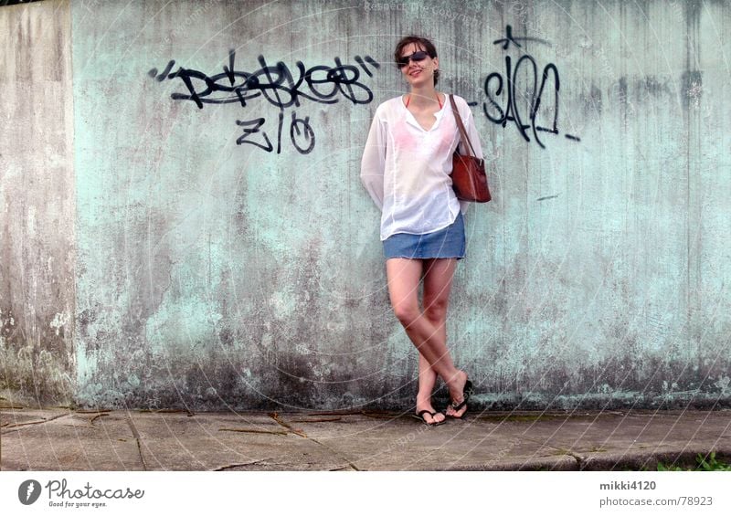 An der Mauer Minirock Bluse Frau Bürgersteig dreckig lachen alt Graffiti