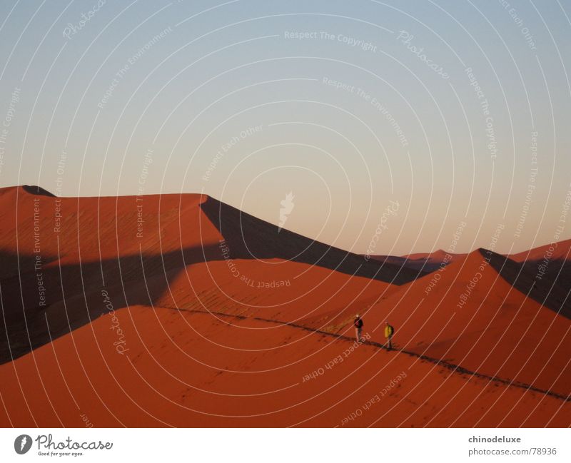 Morgendämmerung über der Namib rot Sonnenaufgang Abenteuer wandern Ereignisse Freiheit Ödland aufregend Wüste dune 45 roter sand soussesvlei menschen auf düne
