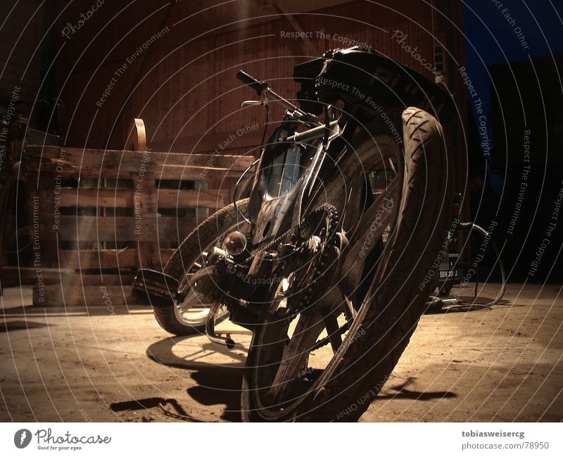 Zeit zum Basteln Kleinmotorrad Scheune Felge obskur Fahrradlenker Rahmen alt Kette