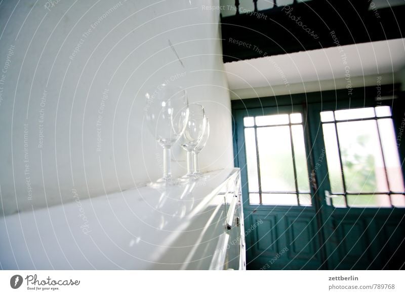 3500 Fotos! Sekt für alle! Treppenhaus Häusliches Leben Wohnhaus Glas Weinglas Sektglas Tür Eingangstür Fensterscheibe Wand Flur Menschenleer Textfreiraum Mauer