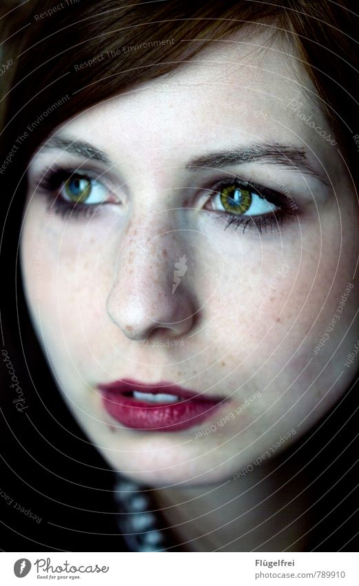 Gefesselt feminin Kopf 1 Mensch 18-30 Jahre Jugendliche Erwachsene Blick Auge Kontaktlinse Lippenstift Sommersprossen verträumt mystisch Schwache Tiefenschärfe