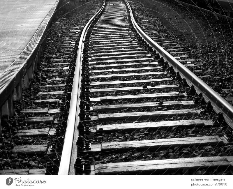 auf der schiefen bahn Fluchtpunkt nebeneinander langatmig Gleise Schiffsplanken Asphalt vertikal Unendlichkeit schwarz grau parallel trist Eisenbahn Ödland