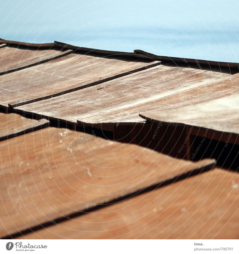 Heißes Blechdach (ohne Katze) Wasser Horizont Schönes Wetter Küste Meer Mittelmeer Umkleideraum Dach dachplatten Dachgiebel Dachfirst alt heiß kaputt trashig