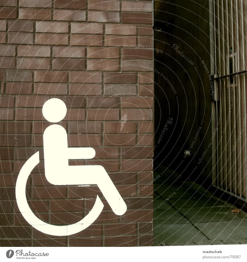 BEHINDERUNG Behinderte Behindertengerecht pflegebedürftig Rollstuhl Wehrersatzdienst Ikon Mauer Eingang Nachteil Vorteil unfair Toleranz Mensch Barriere