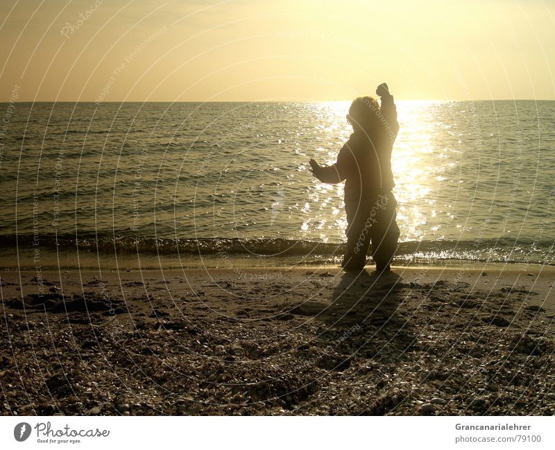 Kindertraum Meer Strand steinig schwarz Schatten Mädchen Sonnenuntergang Sehnsucht Einsamkeit Romantik Spielen Außenaufnahme Kleinkind Küste ruhig Glück Junge