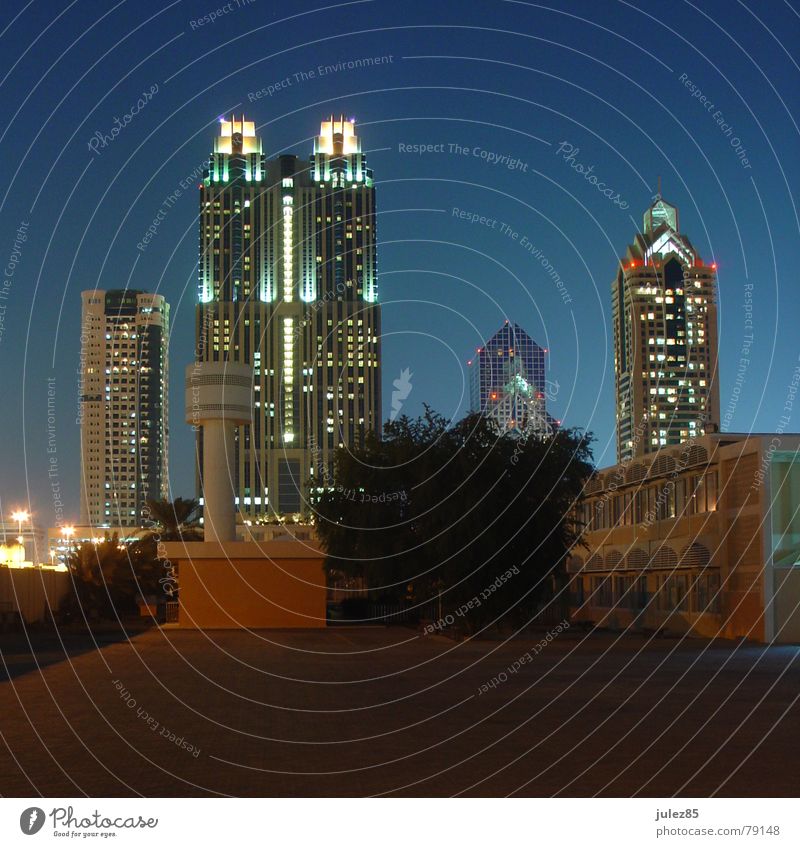 Twin Towers Dubai Nacht Licht Hochhaus Hinterhof shangri la Turm Abend blau