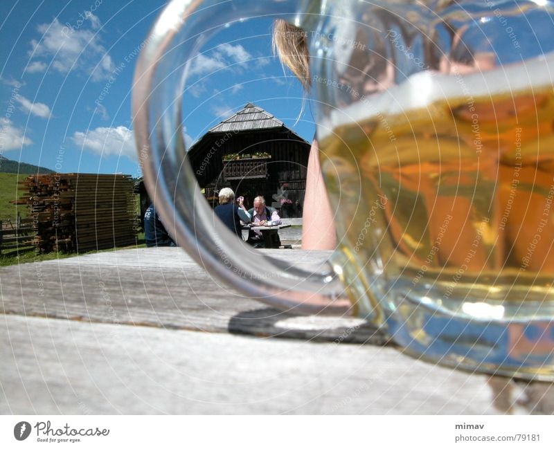 endlich Mittag Bier Schaum blond Österreich wandern Pause Tisch Gischt Mittagspause Bergwiese Sommer Ferien & Urlaub & Reisen Bierglas Wolken Berge u. Gebirge