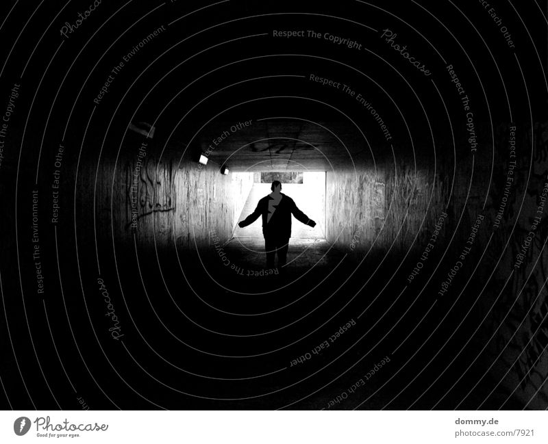 Das Licht am ende des Tunnels Langzeitbelichtung grafiti Schwarzweißfoto Mensch Arme kaz