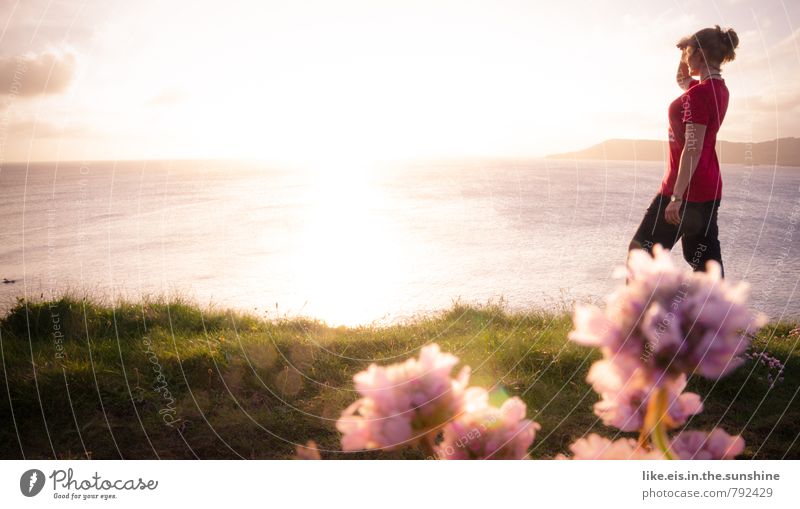 wochenende in sicht! feminin Ferne Insel Meer Republik Irland beobachten Farbfoto