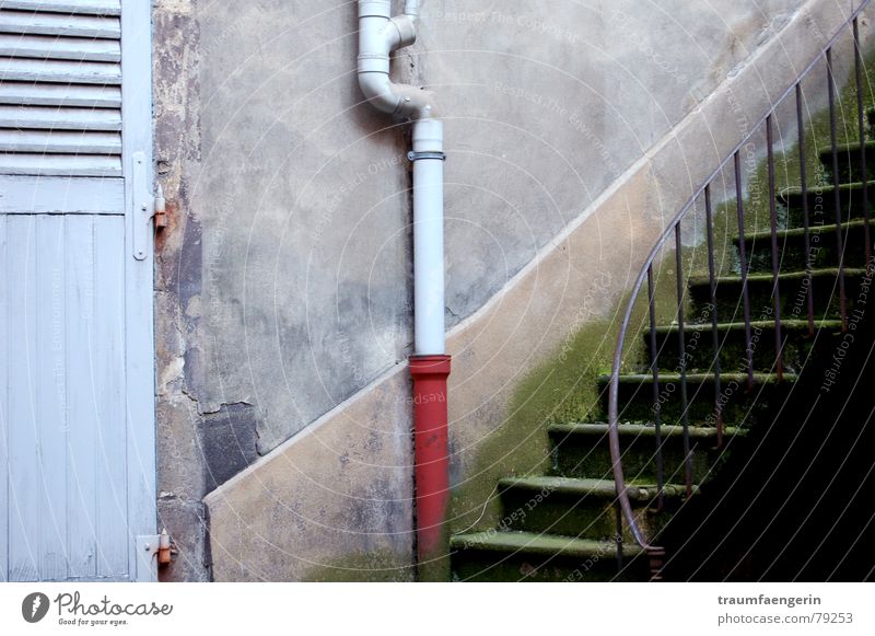 dies und das Wasserrohr unordentlich improvisieren diagonal Wand grau Wohnung Frankreich Mauer Einsamkeit Haus dezent trist Sanieren Detailaufnahme verfallen